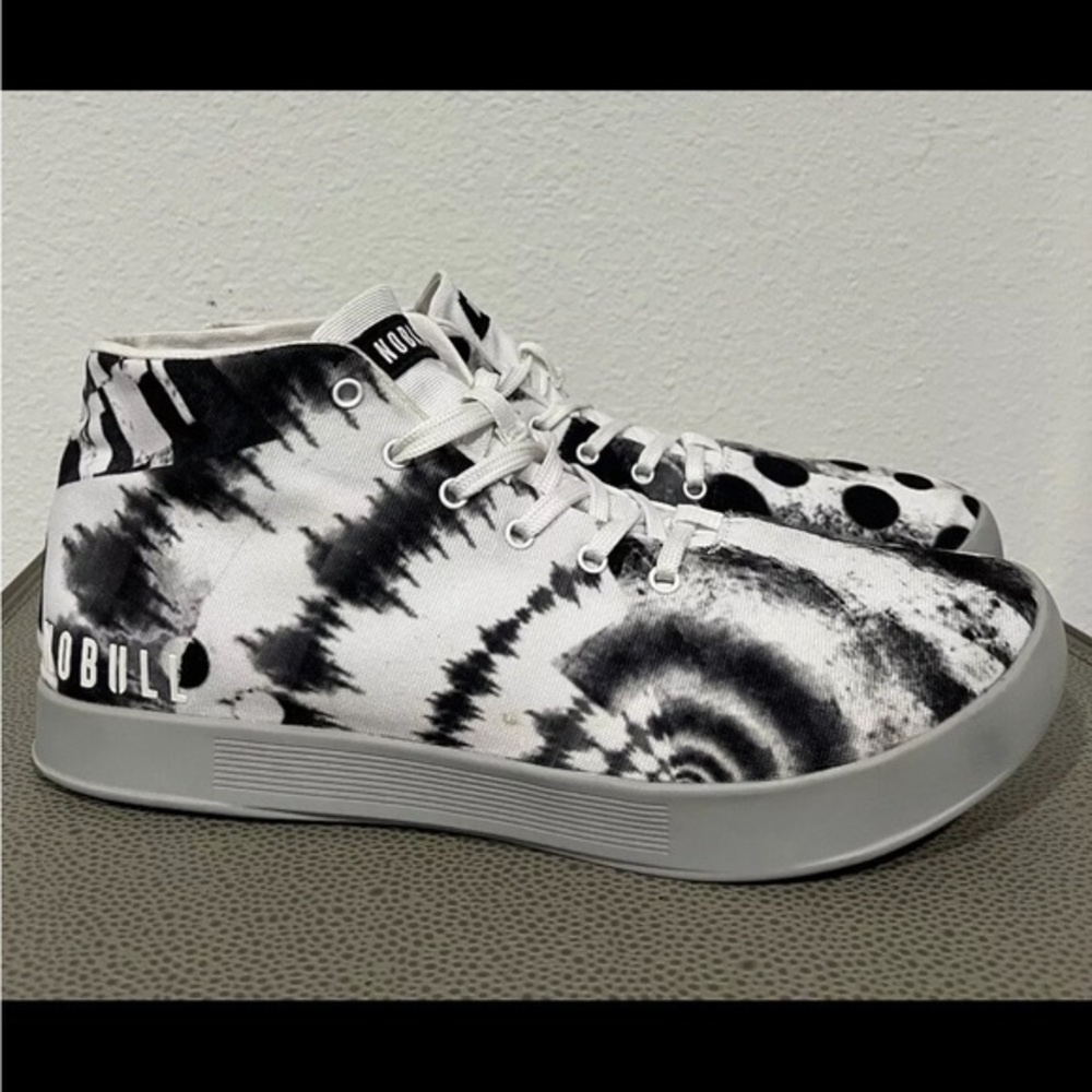 Nobull Artists for humanity Canvas Mid Trainer Sz 7  woman’s 8.5
